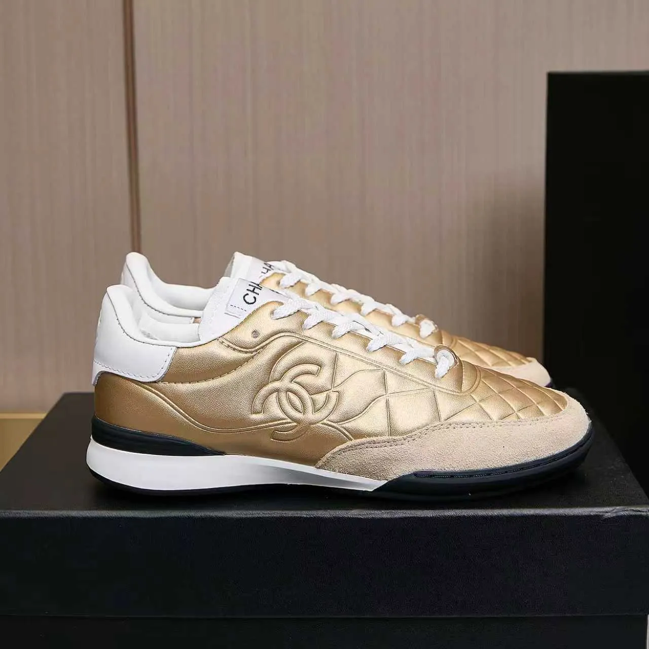 p560 Chanel Chanel - 2025 counter top casual sports shoes This classic design; the upper is electro-embroidered with a variety of craftsmanship; the outsole is fashionable and sporty; the extraordinary inclusion of a variety of color matching elements... The diversified mix and match is very beautiful and versatile, casual, fashionable, sports and outdoor can be taken into account... ꫛꫀꪝ Go➫ Materials: ❶Upper made of: Original imported mixed-breed sheep + craftsmanship ❷Inner uses: Original imported breathable sheepskin ❸ Outsole based on: Original TPU outsole Counter boutique packaging complete set Female 35–41 Male 39-45